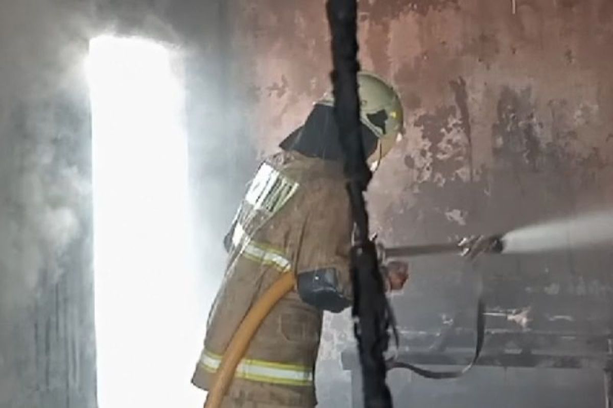 Arus pendek sebabkan kebakaran rumah tiga lantai di Kebon Jeruk