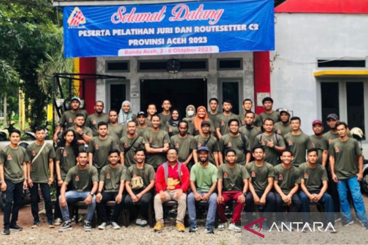 Juri dan pembuat jalur panjat tebing di Aceh dapat pelatihan dari FPTI