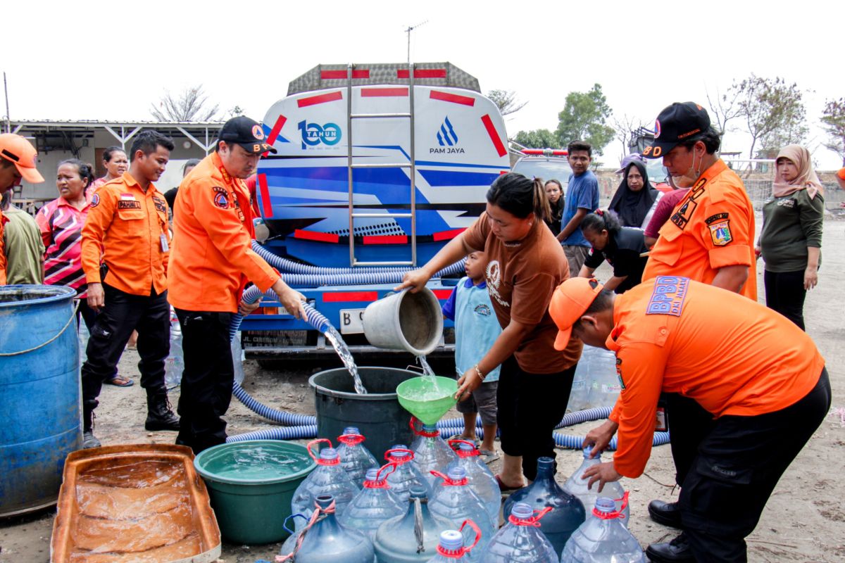 BPBD salurkan air bersih di Jakut dan Jakbar