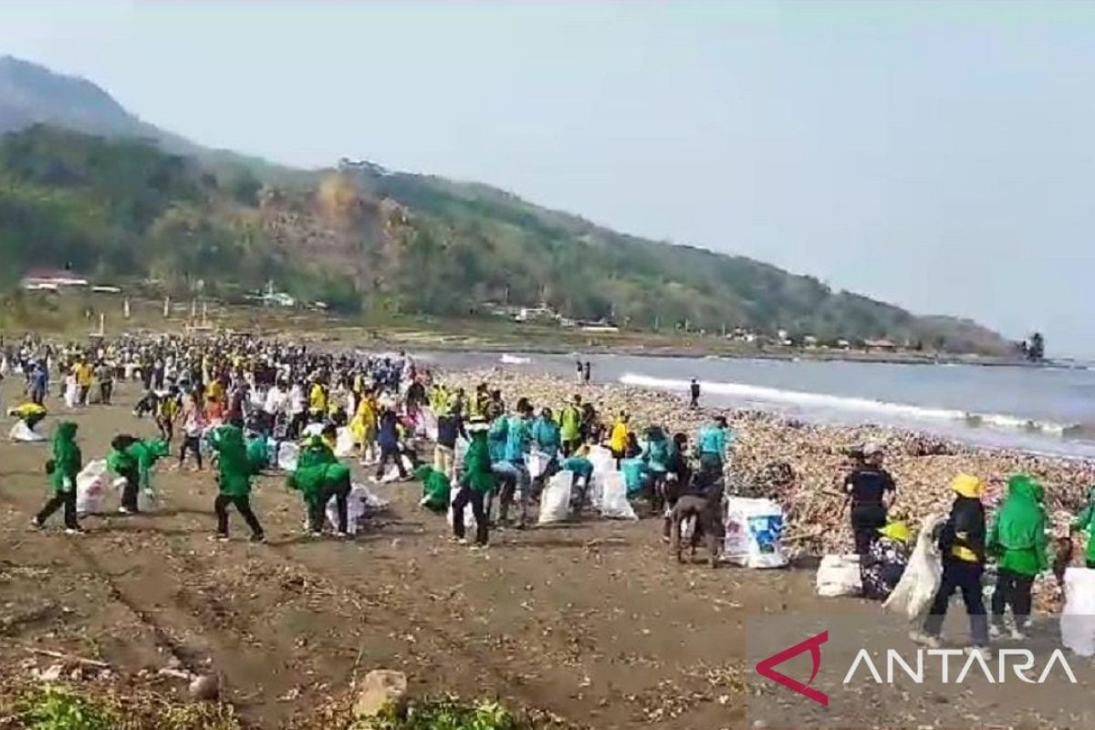 Ribuan warga dan alat berat dikerahkan bersihkan Pantai Cibutun Sukabumi
