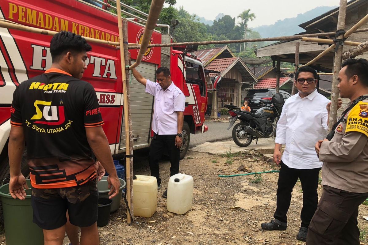 Ketua DPRD HSS distribusikan air bersih bantu warga terdampak kekeringan