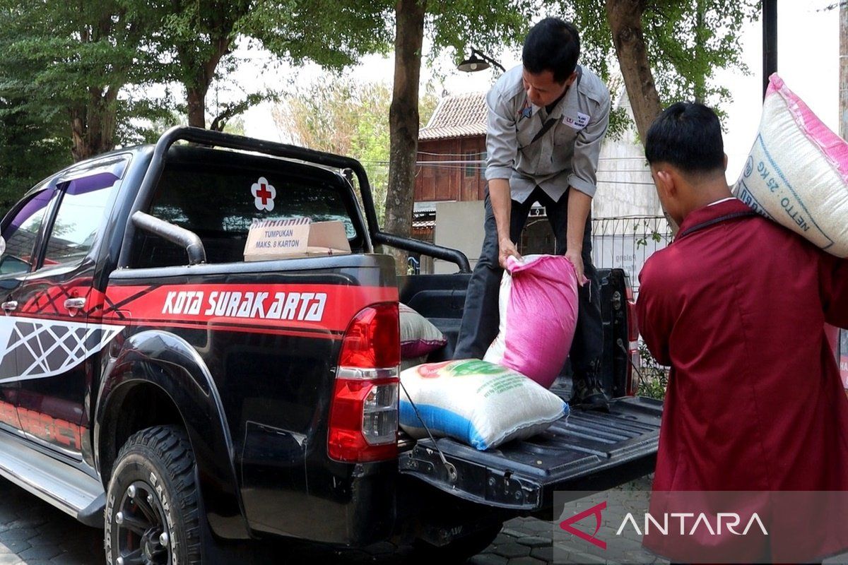 PMI Surakarta kirim bantuan logistik ke relawan kebakaran hutan Gunung Lawu