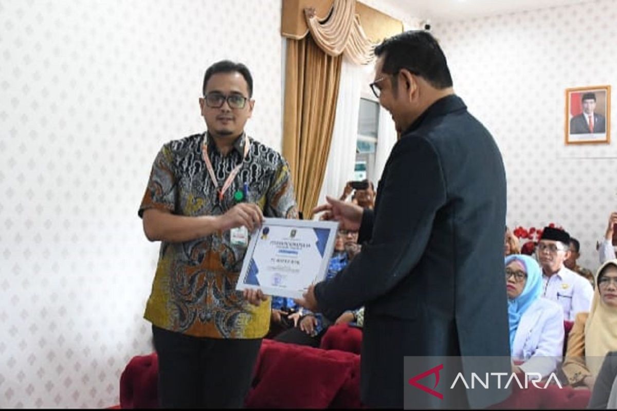 Bantu penanganan stunting di Labuah Panjang, Semen Padang raih penghargaan dari Bupati Solok