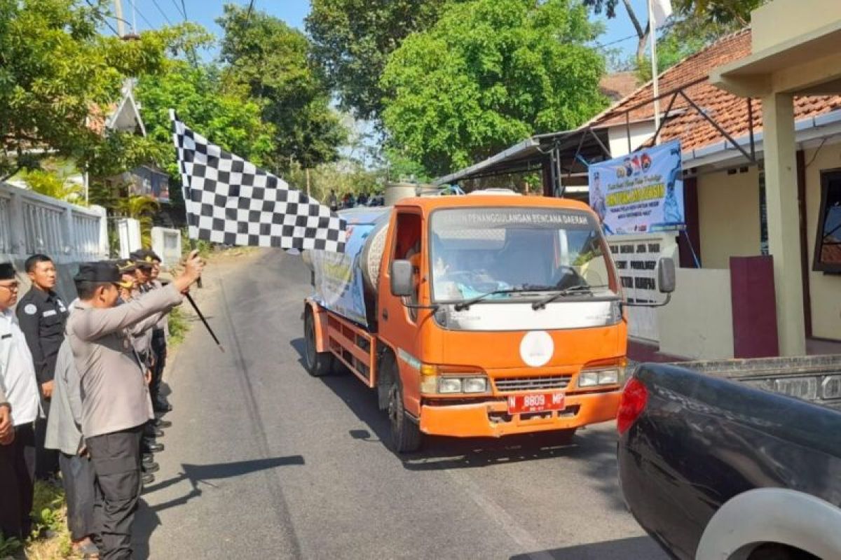 Polres Probolinggo distribusikan air bersih ke wilayah terdampak kekeringan