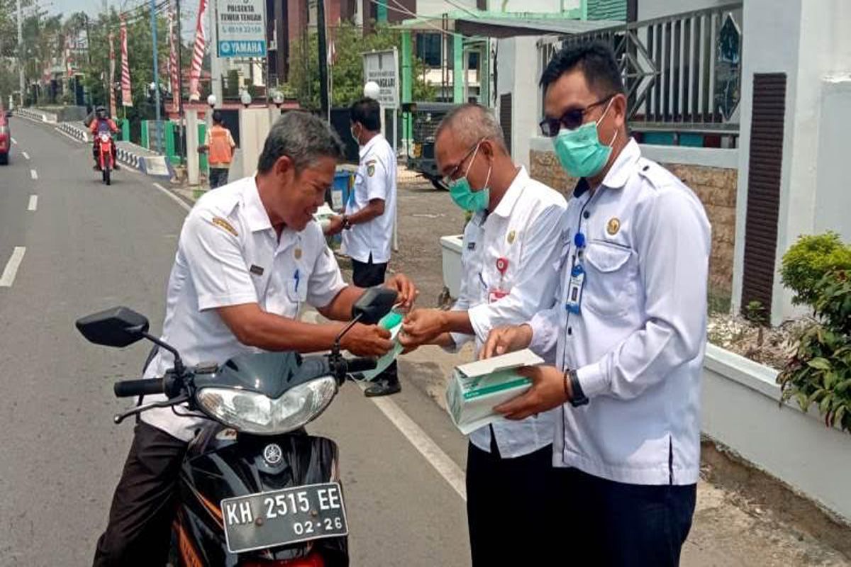 Pemkab Barito Utara bagi masker akibat kabut asap