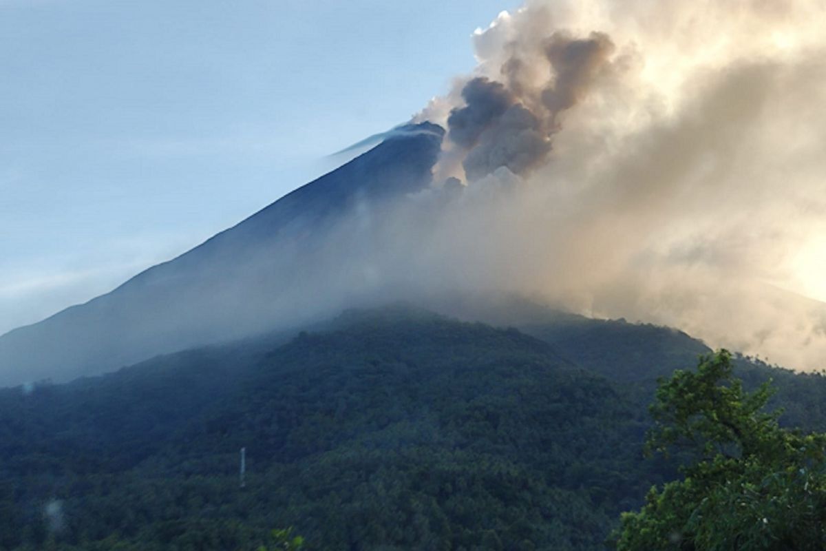 Warga Pulau Siau, Sulawesi Utara diminta mewaspadai awan panas guguran Karangetang
