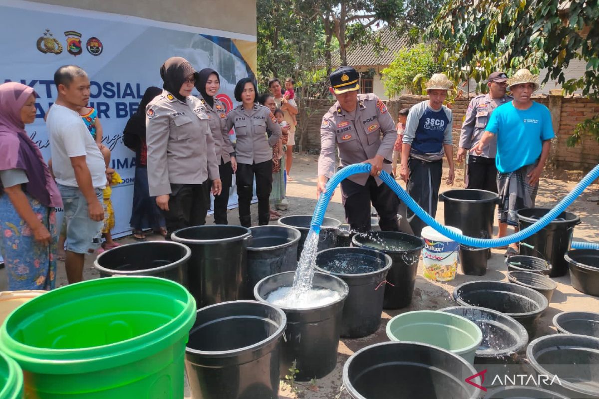 Polda NTB menyalurkan bantuan air bersih sambut Hari Jadi Humas Polri