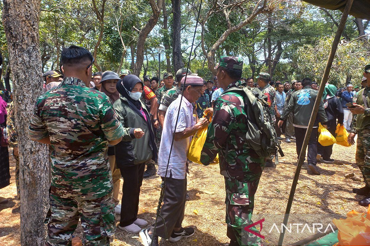TNI bagikan paket sembako di Monas saat rayakan HUT ke-78