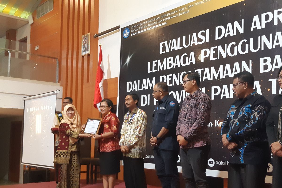 Balai Bahasa Papua beri penghargaan 45 lembaga