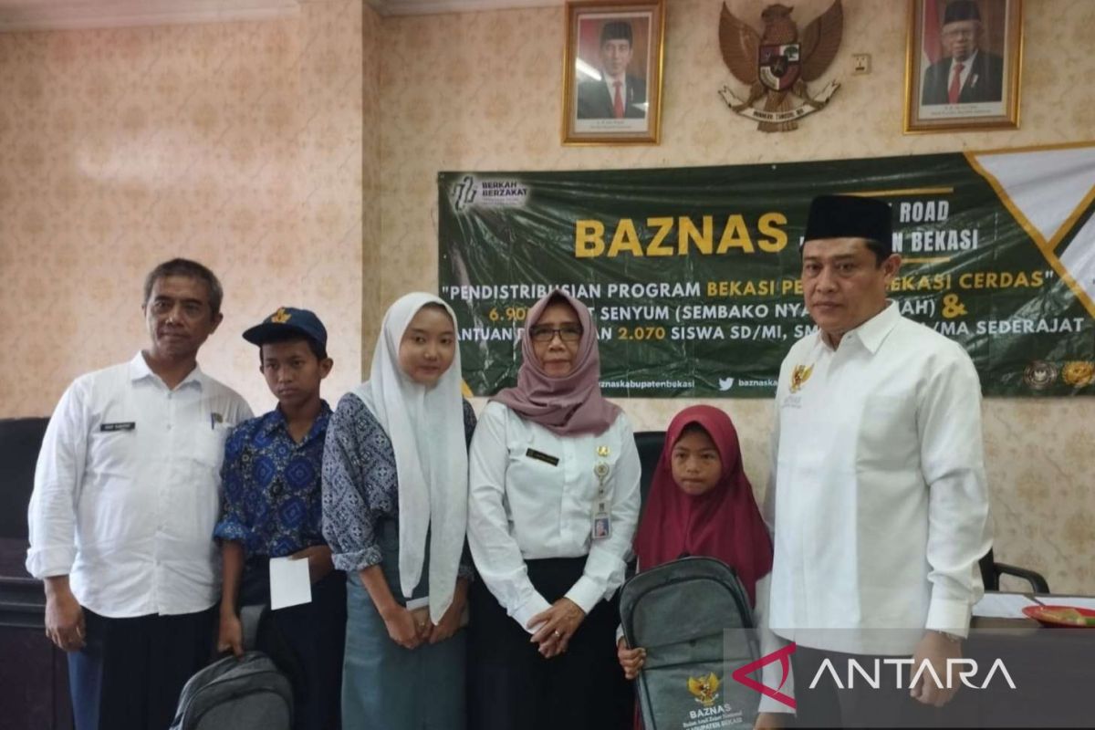 Baznas Kabupaten Bekasi salurkan bantuan ke warga duafa dan pelajar di Kedungwaringin