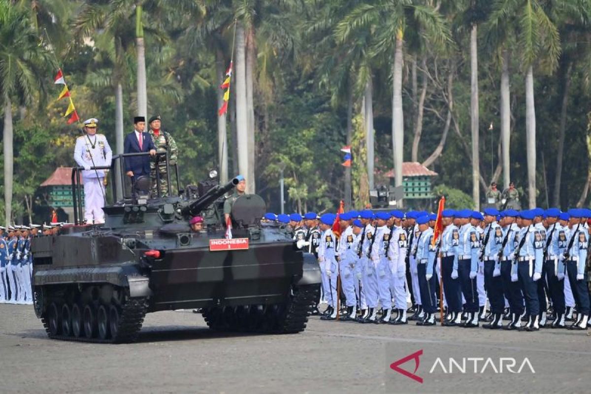 Jokowi naik tank cek kesiapan pasukan di HUT ke-78 TNI