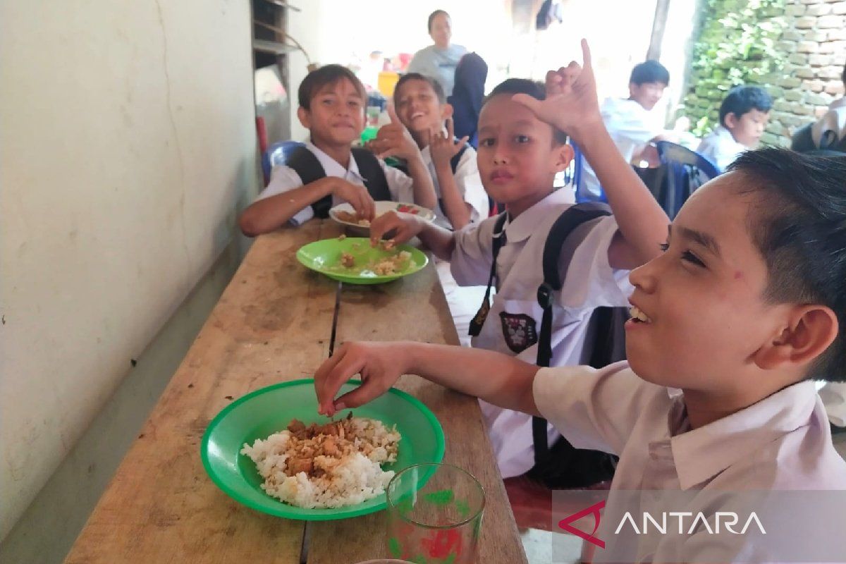 Puluhan pelajar di Palas nikmati menu makan gratis RM AL - Fatihah Polsek Barumun
