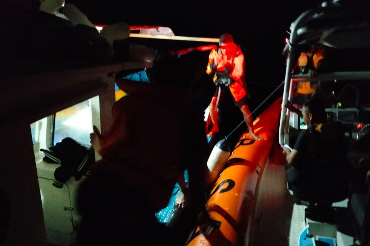 Basarnas Kendari evakuasi dua nelayan yang kapalnya alami kebocoran