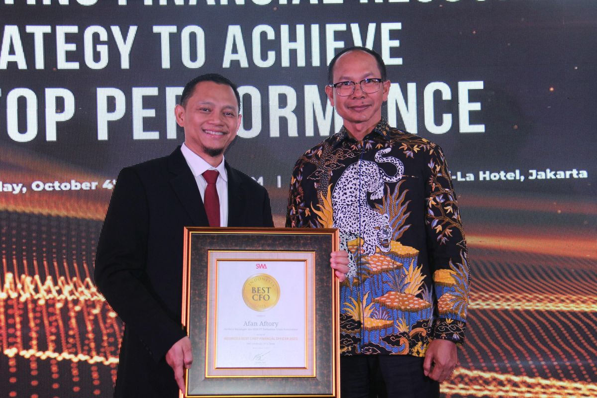 Direktur Keuangan dan SDM PT Pertamina Trans Kontinental sabet penghargaan Indonesia Best CFO 2023 dari SWA