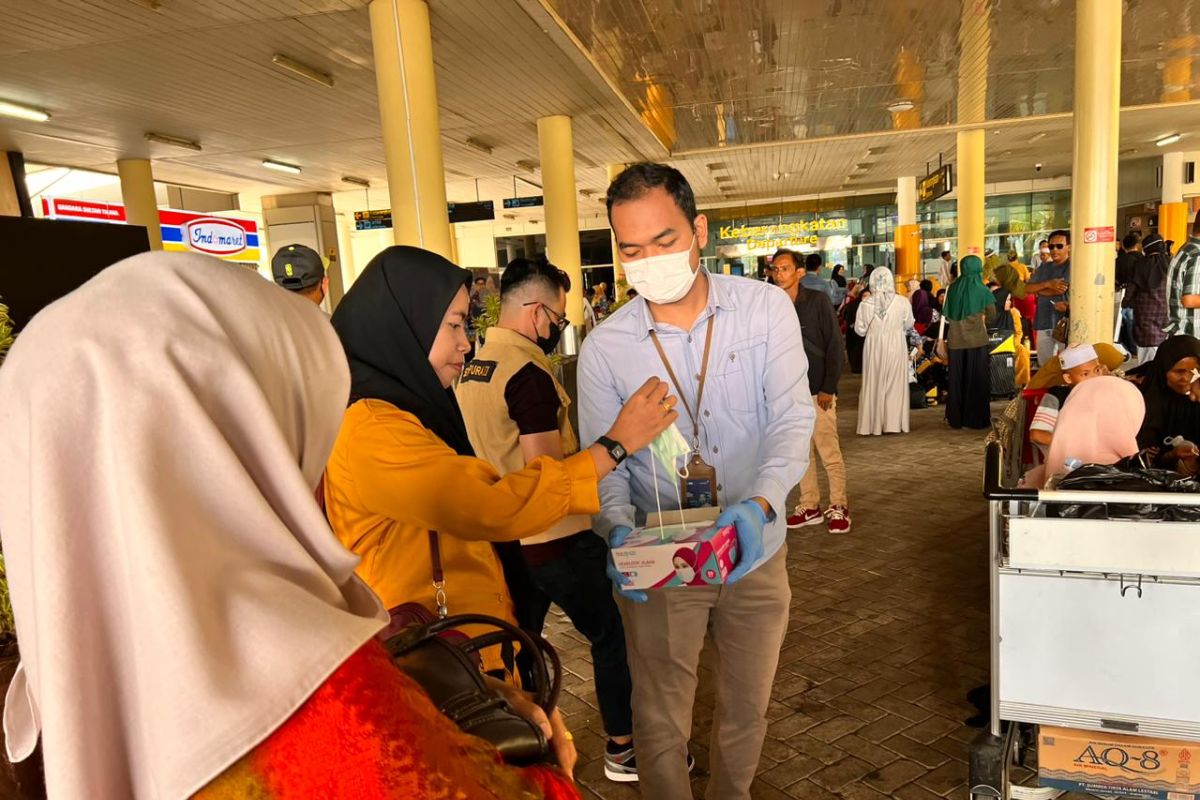 Bandara Sultan Thaha Jambi membagikan masker gratis ke penumpang