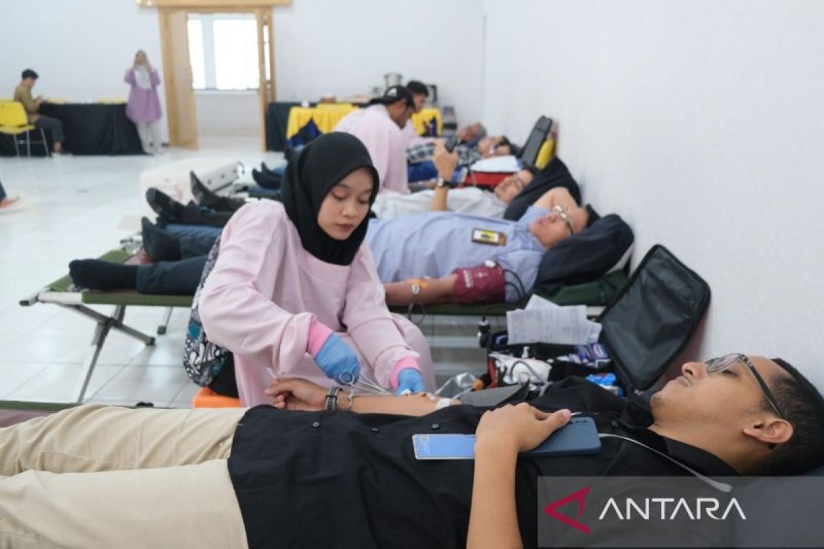 Peringati Hari Oeang, para pegawai Kanwil DJP Banten ikuti donor darah