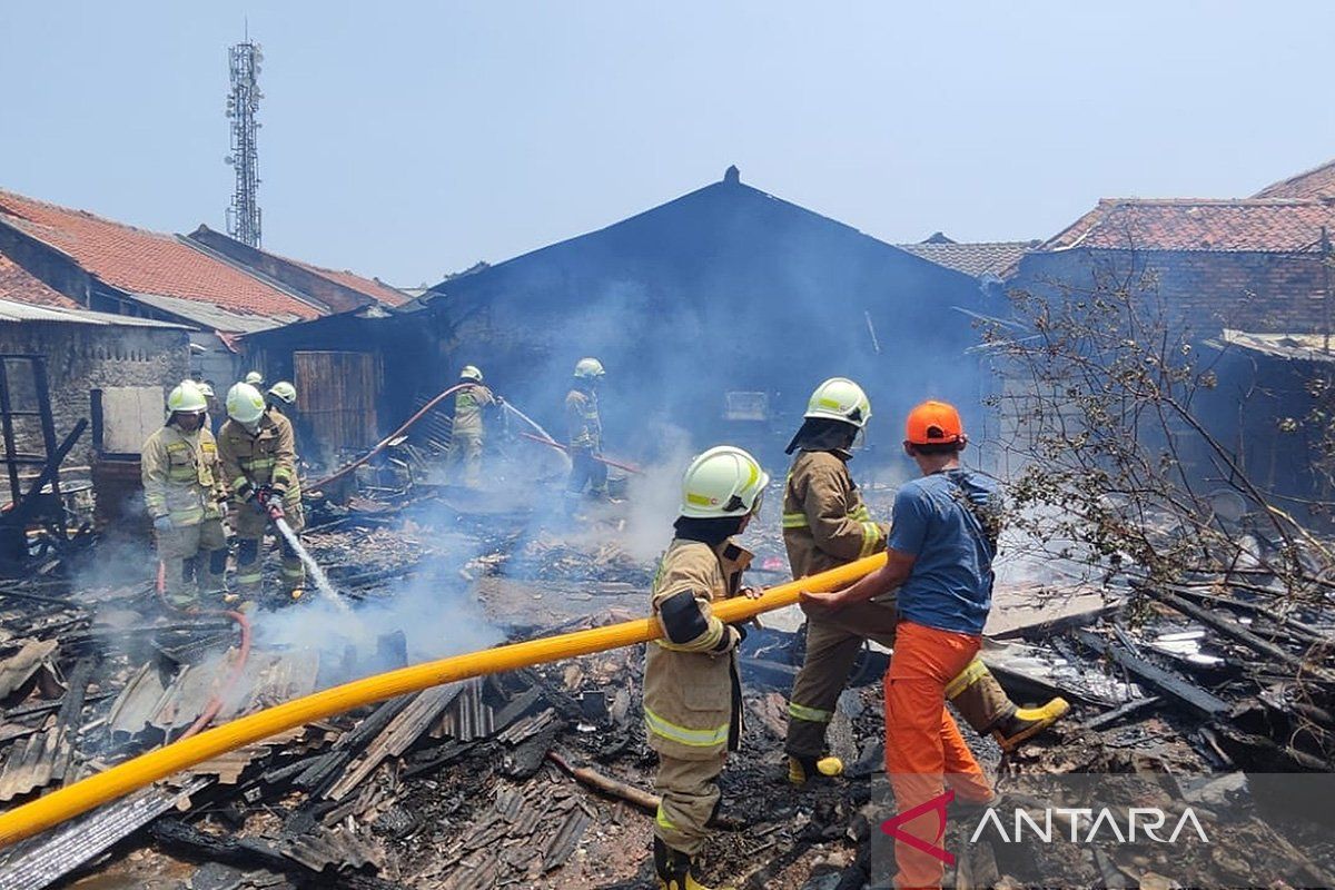 Puluhan personel pemadam atasi kebakaran rumah di Kalideres