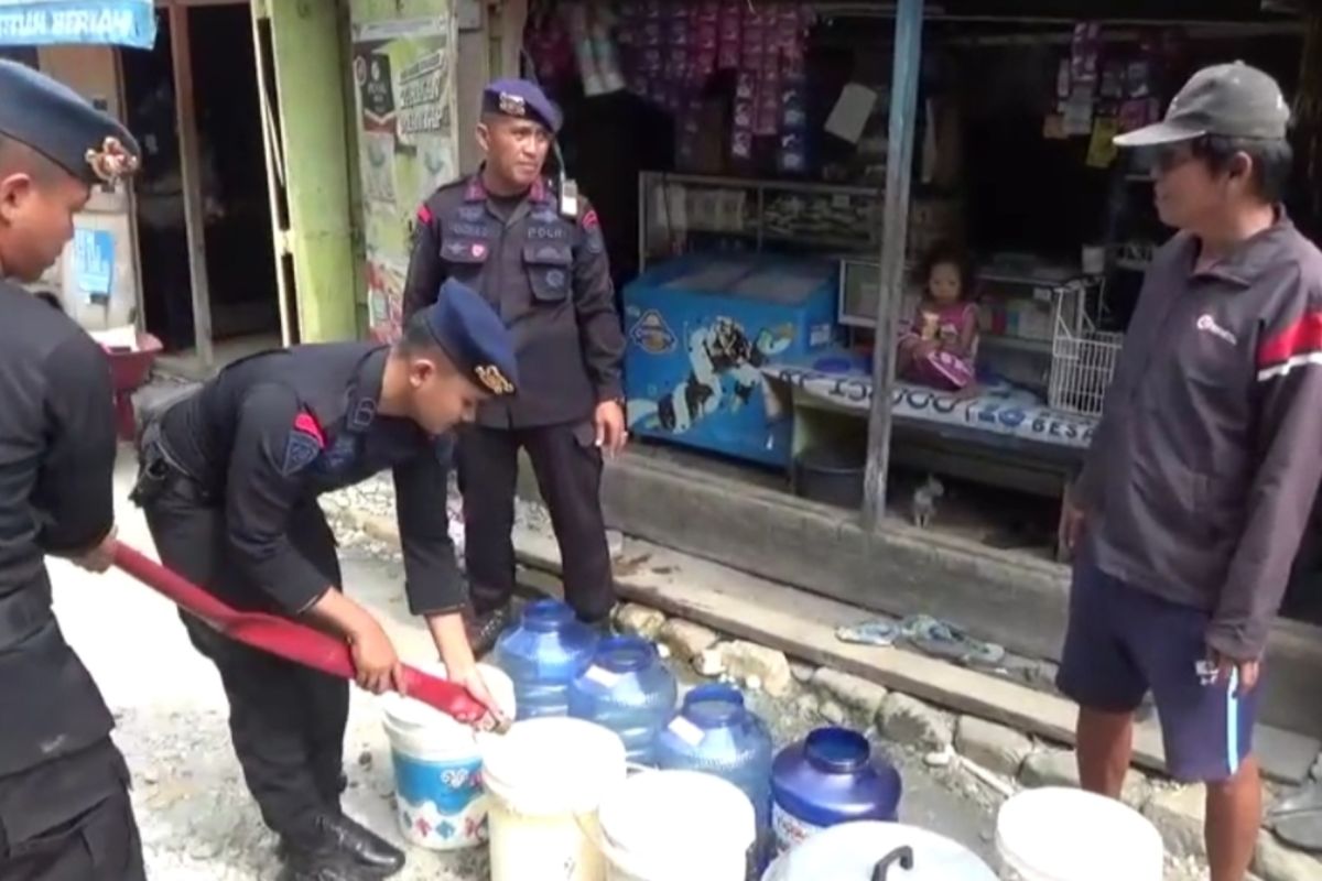 Brimob Polda Sulawesi Tenggara salurkan 7.200 liter air bersih ke Kolaka Utara