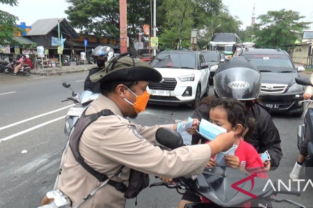 Pemkot Padang bagikan ribuan masker cegah ISPA akibat kabut asap