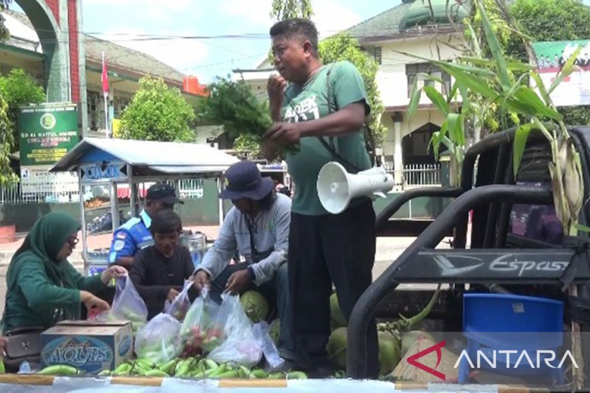 Asosiasi Petani Pangan Jatim bagikan sayuran saat HUT TNI di Jember