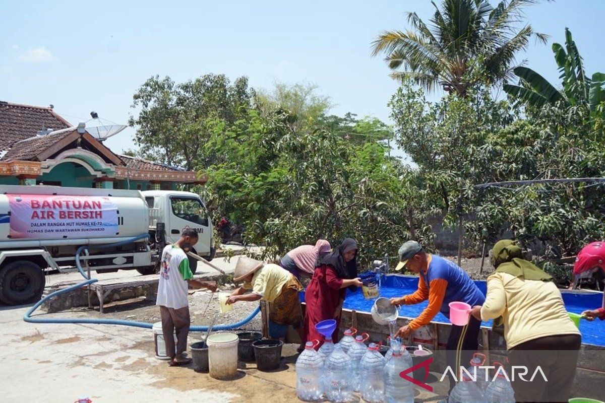 Polres Sukoharjo serahkan bantuan air ke masyarakat di Karang Tengah 