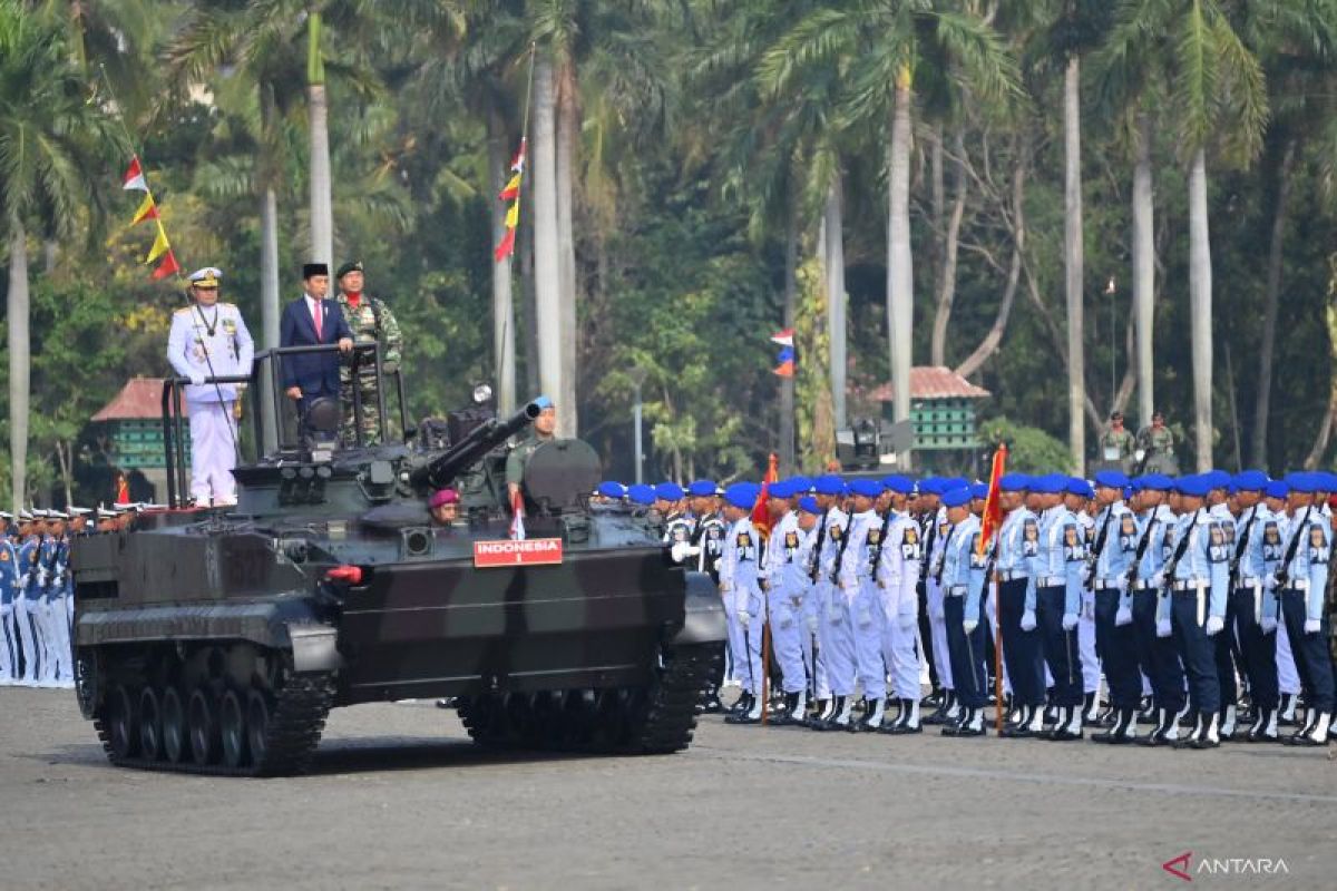 Presiden Joko Widodo naik tank periksa kesiapan pasukan di HUT ke-78 TNI