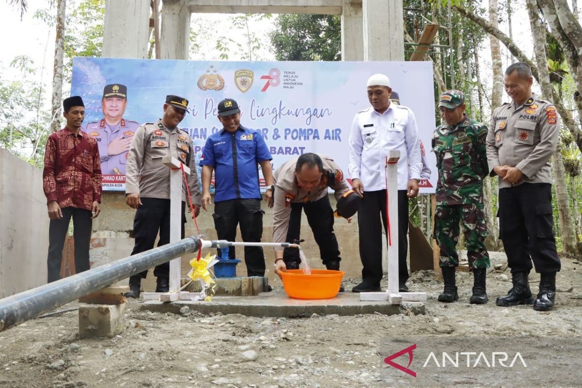 Polisi bantu ketersediaan air bersih untuk warga Aceh Barat