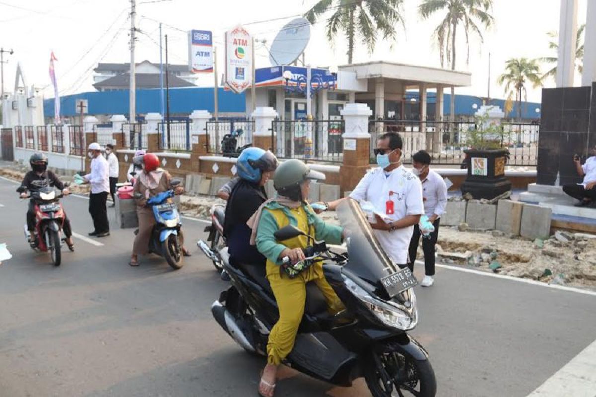 Pejabat Setda Barito Utara bagikan masker kepada pengendara