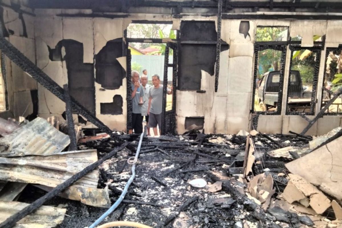 Rumah pensiunan PNS ludes terbakar di Belitang