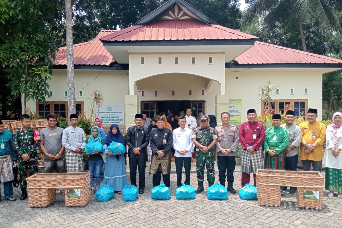 Pemkot Tanjungpinang salurkan bantuan payung parasol kepada warga