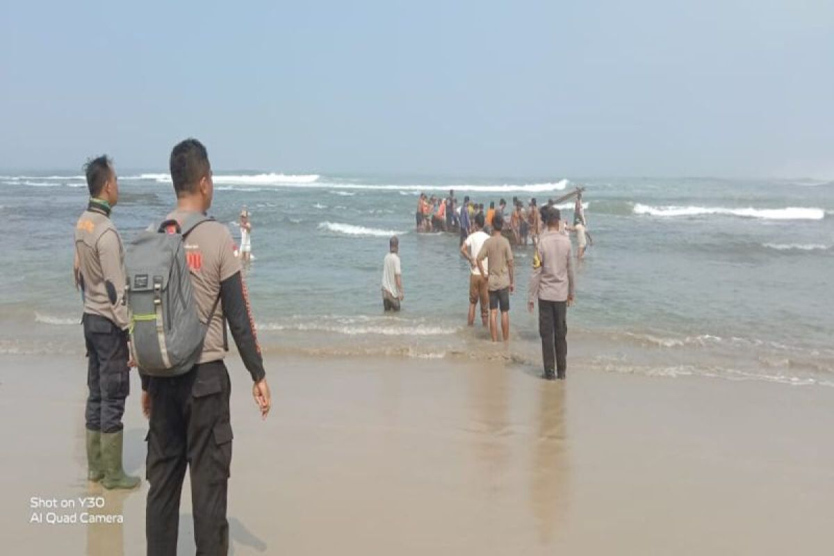 Polisi evakuasi 6 nelayan alami kecelakaan laut di Pesisir Barat Lampung