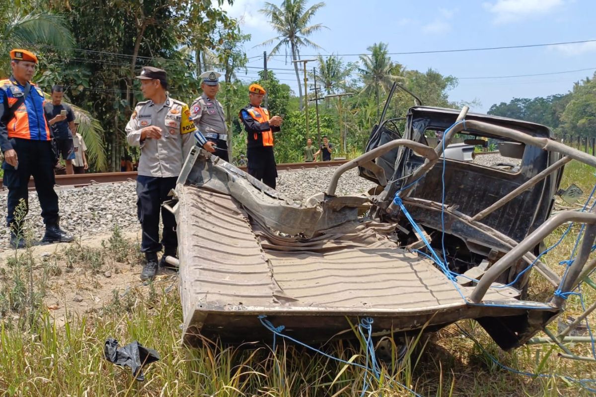 Polisi tangani kecelakaan mobil  tertabrak kereta api di Blitar