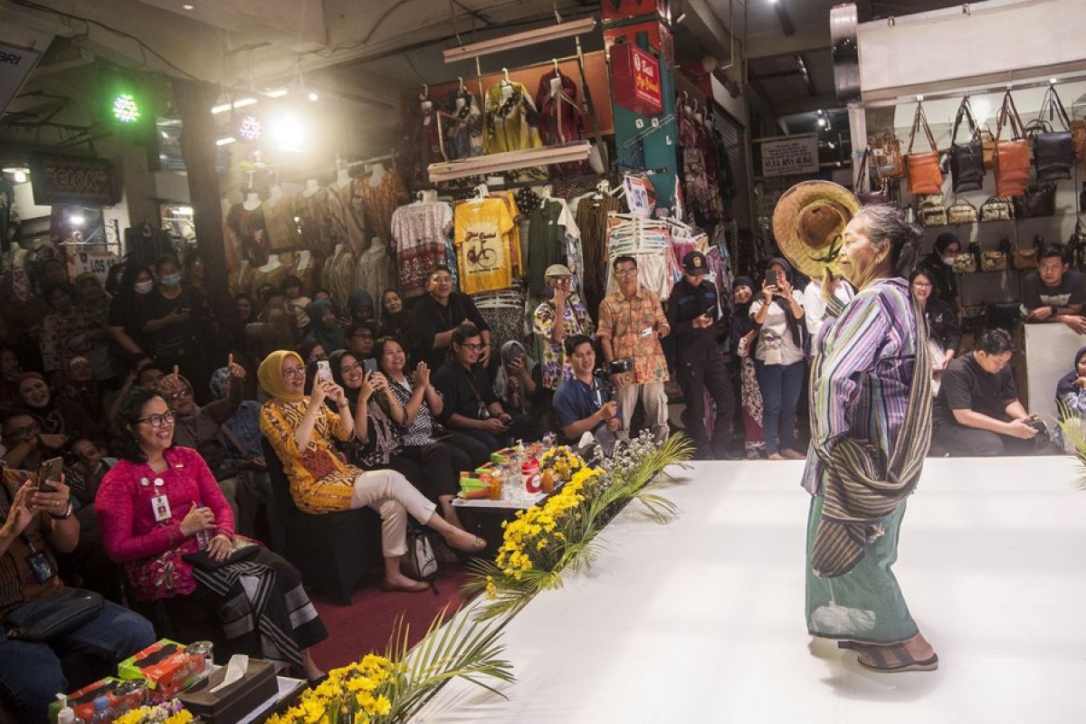 Album Asia: Gaya pedagang pasar di Beringharjo Fashion Day