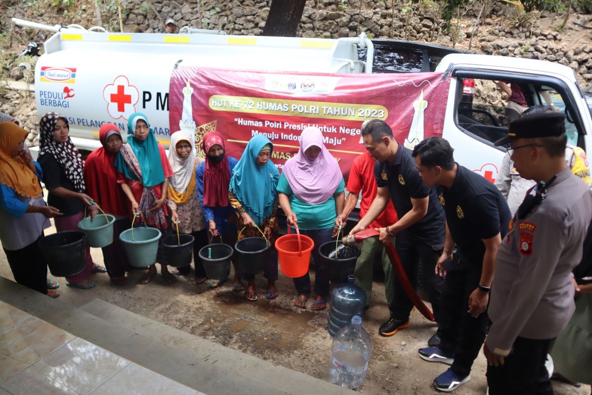 Polres Bantul mendistribusikan bantuan air bersih ke wilayah kekeringan