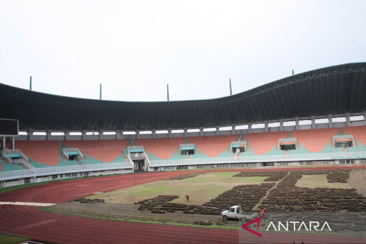 Penggantian rumput Rp1,9 miliar di Stadion Pakansari rampung