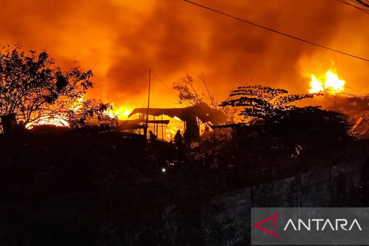 Kebakaran besar terjadi di kawasan Cakung Barat pada Jumat malam