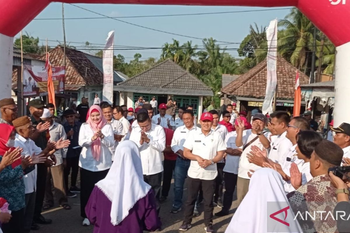Masyarakat Desa Serdang antusias sambut kedatangan bupati Riza Herdavid