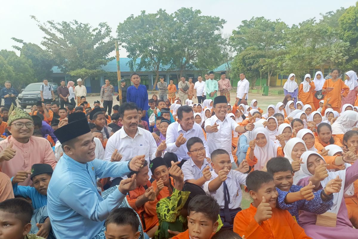 Menteri Bahlil beri sejumlah bantuan kepada sekolah di Rempang