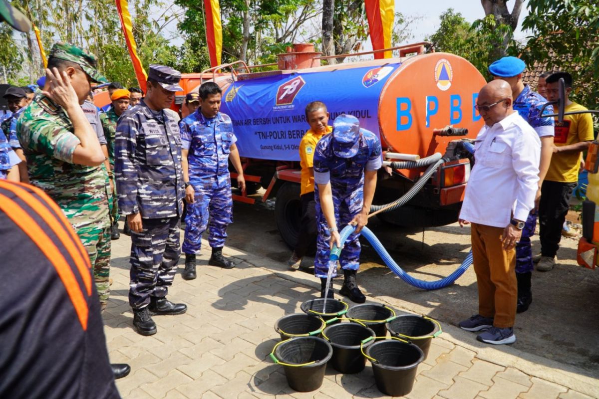 TNI AU-Polda DIY menyalurkan 78 tangki air bersih di Gunungkidul