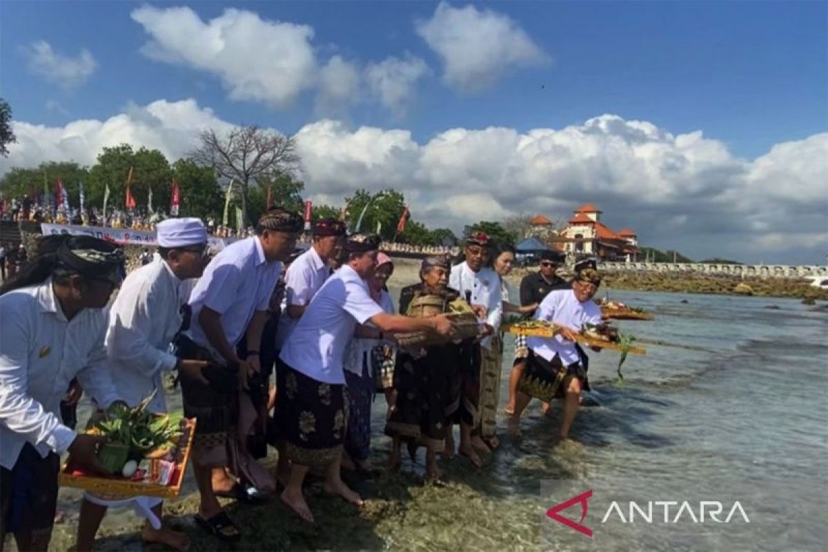 Tradisi Ngaturang Pakelem jadi penanda dimulainya Nusa Penida Festival 2023