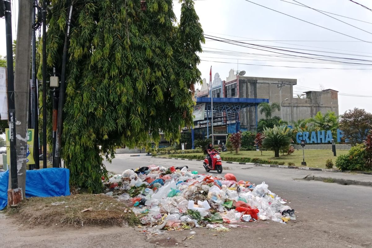 Sampah di Jalan Soebrantas Pekanbaru timbulkan bau menyengat