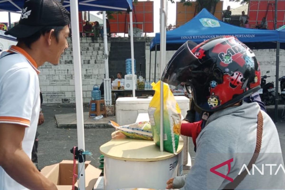 Bulog Belitung menjual lima ton beras SPHP di Pasar Tani