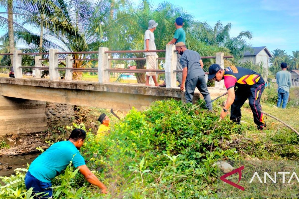 Peduli lingkungan, personel Brimob Polda Aceh bersihkan pinggiran sungai