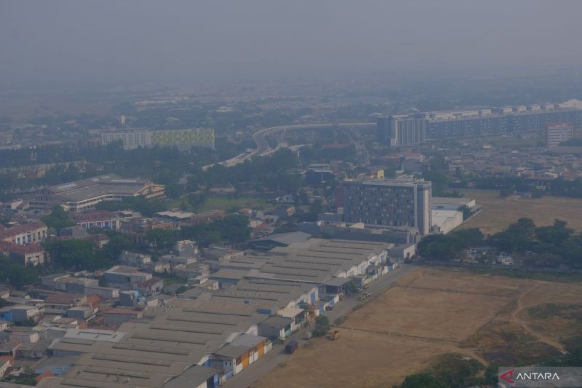 Kualitas udara di tiga wilayah DKI tidak sehat pada Jumat pagi