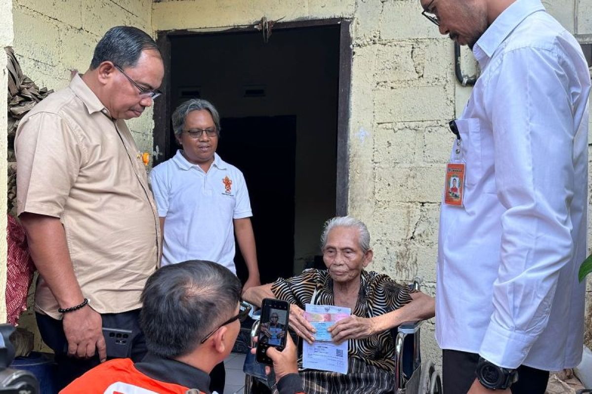 PT Pos Indonesia: Penyaluran bansos sembako "door to door" bantu warga