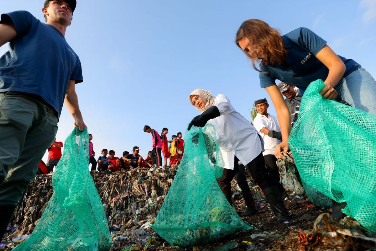 Pemkab Banyuwangi komitmen tangani sampah sungai hingga laut