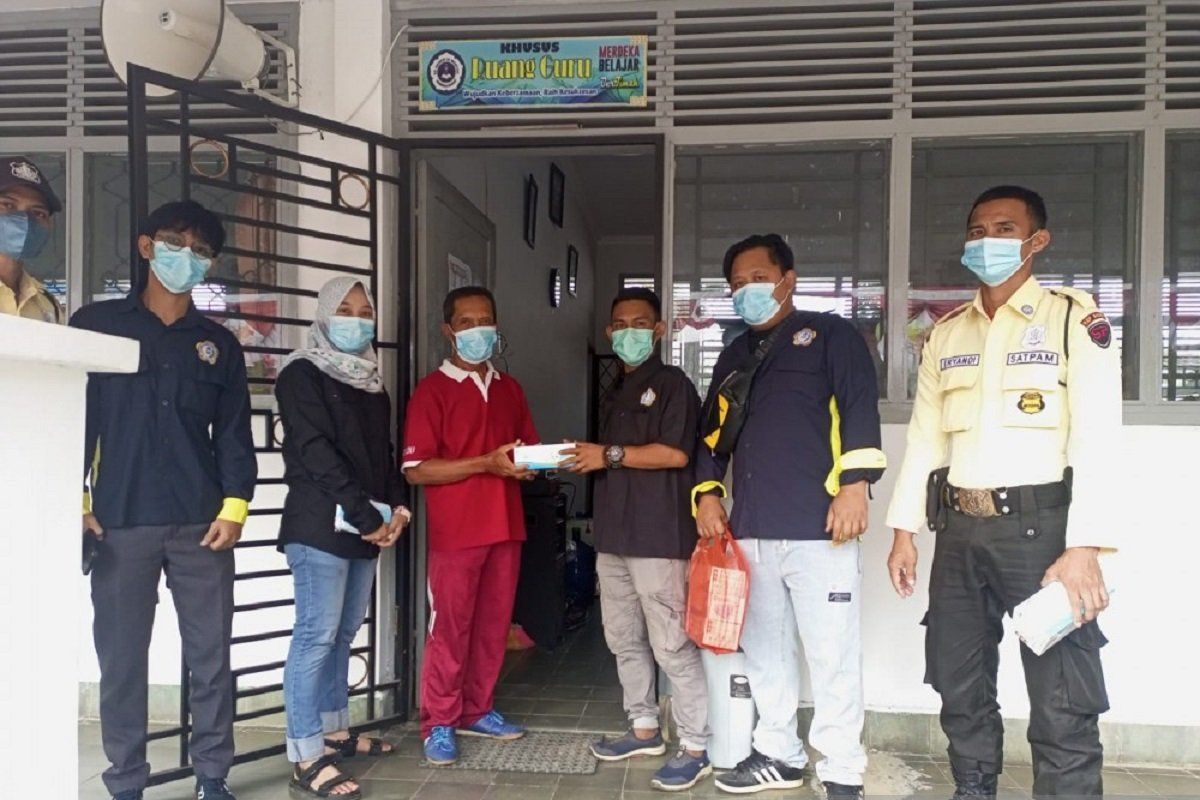 PT Timah bagikan ribuan masker ke warga Muntok terdampak asap