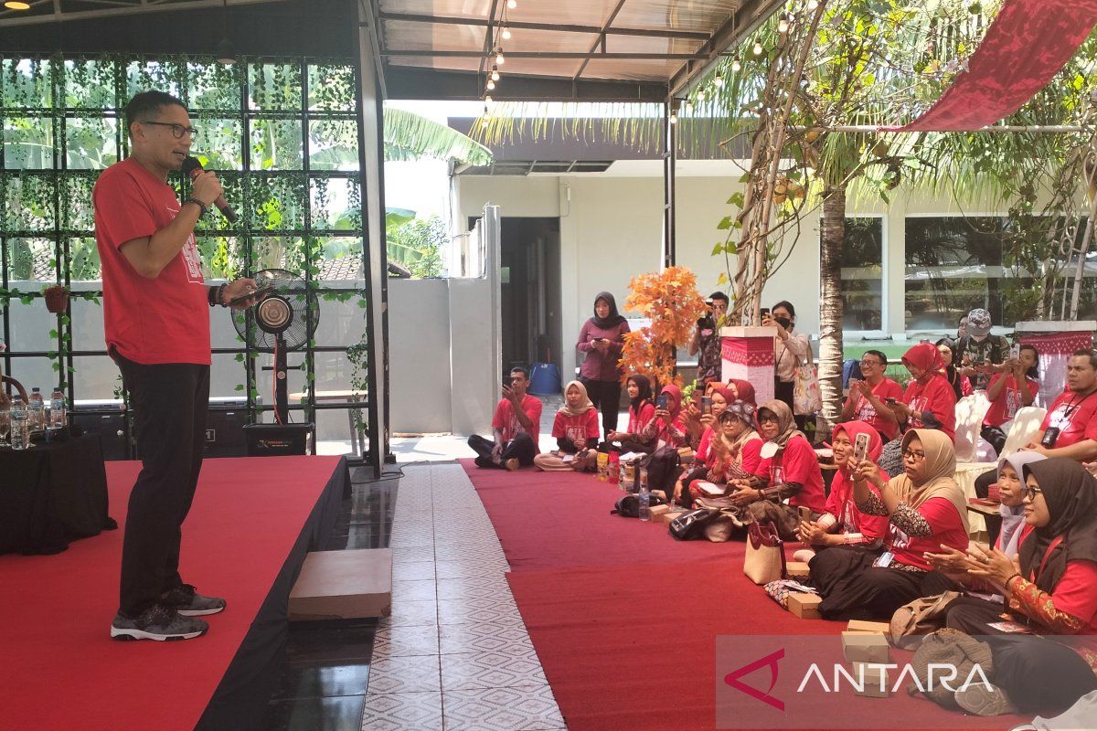 Minister Uno meets with creative sector community in Central Java