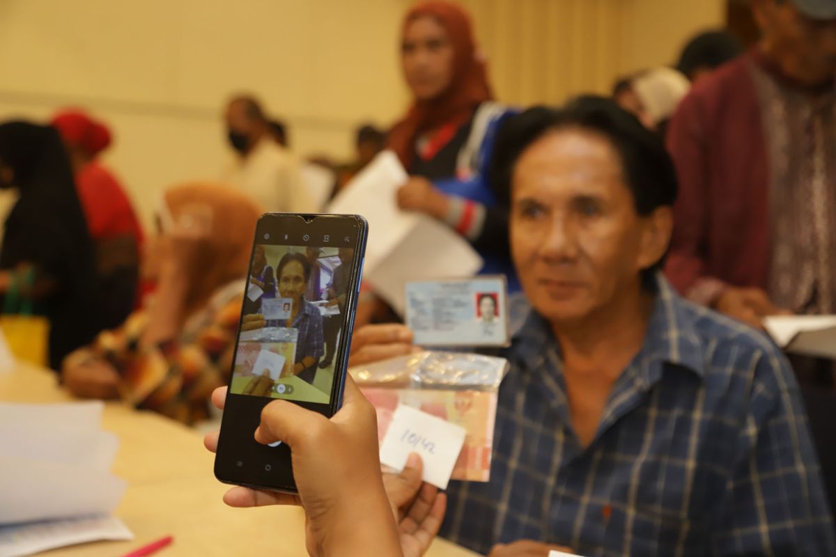 Sebanyak 1.118 warga miskin Surabaya dapat bantuan peralatan usaha