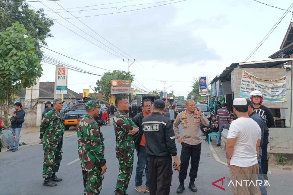 Tiga polisi terkena panah saat amankan bentrokan warga Karang Taliwang